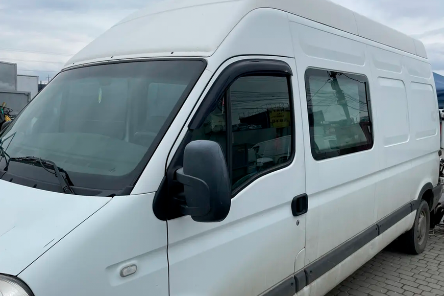 Ветровики на окна (2 шт, HIC). Nissan Interstar 2002-2010 гг. ren22 фото