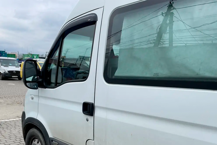 Ветровики на окна (2 шт, HIC). Nissan Interstar 2002-2010 гг. ren22 фото